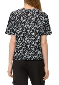QS MIT ALL-OVER-PRINT - T-shirt imprimé - schwarz