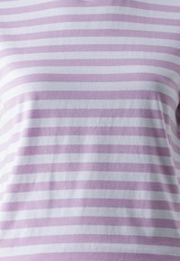 Tissu lilas et blanc à rayures, texture lisse, matériau de poids moyen, présentant des rayures horizontales de largeur égale.