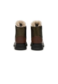 Hnědé a olivově zelené boty s umělým kožíškem, texturovanými akcenty na podpatku a černou gumovou podrážkou. Pohled ze zadní strany, ukazující kontrastní materiály.