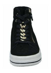 Zapatillas altas de ante negro con ojales en tono dorado, cordones en color marino y un cierre lateral. Cuenta con una suela de goma blanca con una franja en color marino.