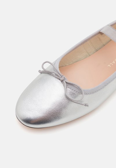 Loeffler Randall LEONIE SOFT BALLET FLAT - Ballerine con cinturino - silver