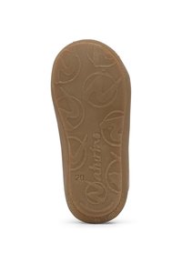 Hnědé gumové podrážky s kruhovými vzory a texturovaným gripem. Obsahuje název značky "Naturino" vyražený blízko paty. Číslo "20" je viditelné.