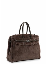 Ruskea tekoturkishandbag, jossa on nahkahandles, hopeiset yksityiskohdat, yläosa suljettuna ja etutaskuakkentit. Ominaisuudet sisältävät rakenteellisesti suorakulmaisen muodon.
