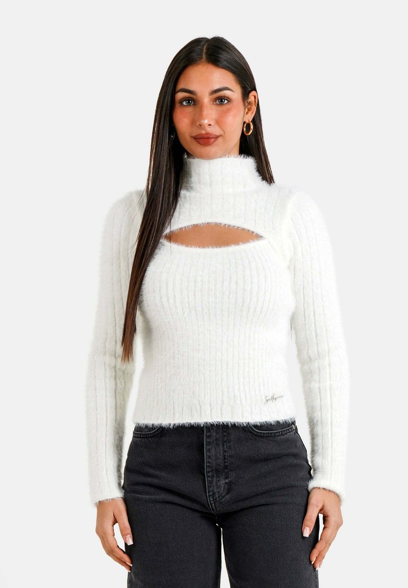 Weißer gerippter Strickpullover mit hohem Kragen und einem Ausschnitt an der Brust. Sanfte, flauschige Textur mit langen Ärmeln und kurzer Passform.