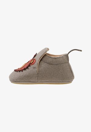 Chaussure pour bébé en tissu doux gris, avec fermeture à scratch et applique de visage de lion rouge sur le devant, ainsi qu'une languette à l'arrière.
