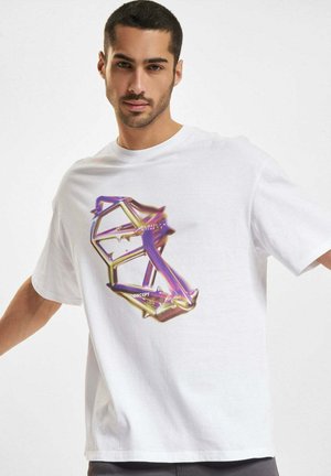T-shirt bianco in cotone con una grafica olografica colorata di un design geometrico con accenti, presentata su uno sfondo semplice.