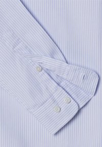 Tkanina w jasnoniebieski pasek koszuli o gładkiej fakturze. Posiada złożony mankiet z dwoma guzikami i dziurką na guzik, elegancki design.