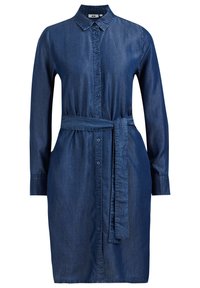 Ciemna sukienka koszulowa z denimu z kołnierzem, długimi rękawami, zapięciem na guziki i materiałowym paskiem w talii. Gładka faktura, długość do kolan.