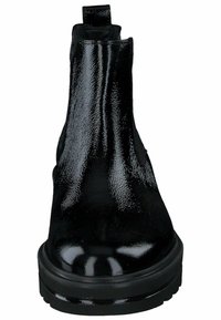 Bottines en cuir verni noir avec une finition brillante, panneaux latéraux élastiques et semelle en caoutchouc épaisse. Comprend une tirette au niveau du talon.