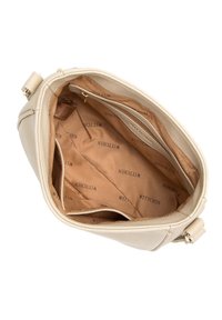 Borsa a mano crema con esterno liscio, ampio interno foderato con tasca con cerniera e dettagli brandizzati, e un design strutturato.