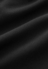 Zwarte stof met een gladde textuur, met subtiele ribbels. Het materiaal lijkt lichtgewicht en licht reflecterend in verschillende belichtingen.