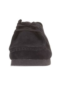 Zwarte nubuck schoen met een ronde neus, platte rubberen zool en decoratieve vetersluiting aan de voorkant. Getextureerd oppervlak met gladde stiksels.