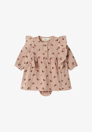 Robe bébé rose à manches longues avec imprimés cerises, boutons en bois sur le devant et détails volantés aux épaules.