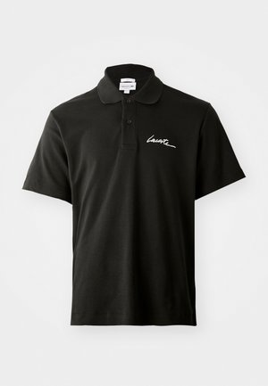 Crna kratkodlaka polo majica s dvostrukim gumbima i bijelim kurzivnim "Lacoste" logotipom na lijevoj strani prsnog koša.