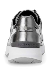 Metalen zilveren sneaker met een gestructureerde zwarte mesh bovenkant, witte buitenzool en het "rollingsoft" logo op een grijze hieltab.