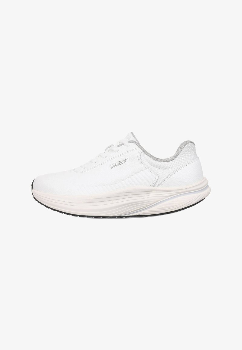 Chaussure de sport blanche à semelle épaisse, doublure intérieure grise, design à lacets, avec le logo "MBT" sur le côté sur fond blanc.