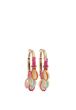 Złote kolczyki-koła owinięte różowym niciem i ozdobione wiszącymi, wielokolorowymi zawieszkami w kształcie muszelek w odcieniach pomarańczowego, niebieskiego i różowego.