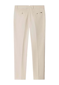 Pantalon beige taille slim avec passants pour ceinture, deux poches arrière à rabat boutonnées, et une petite étiquette de marque noire sur la poche droite.