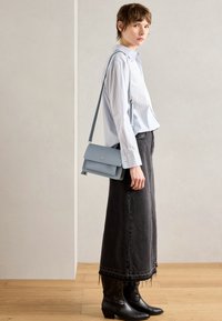 Unselected, blue/grey