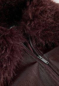 REGULAR FIT - WITH TRIMS - Kunstnahast jakk - burgundy