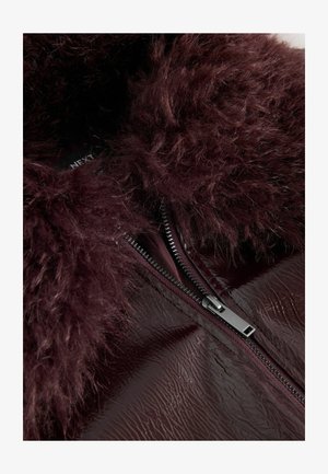 Bordo dirbtinės odos apykaklė su užtrauktuku, pasižyminti blizgia tekstūra ir švelniu izoliavimu. Užtrauktukas yra metalinis ir funkcionalus.