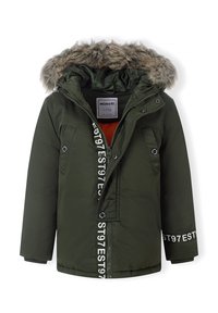 Giacca parka imbottita verde con cappuccio foderato in pelliccia sintetica, fodera interna arancione, chiusura con zip e dettagli del logo bianco sulla parte anteriore.