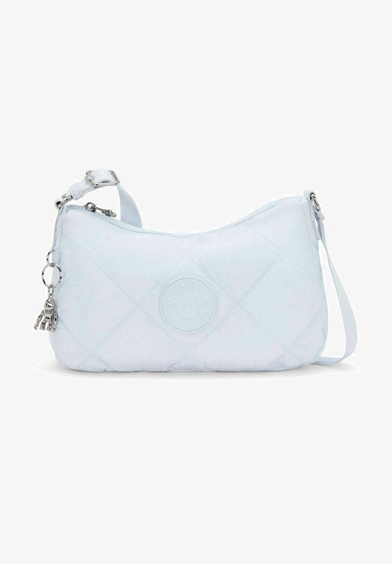 Quiltad ljusblå axelväska med rund form, silverdetaljer, avtagbar rem och en cirkulär logotyp på framsidan.