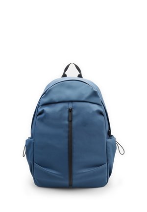 Mochila azul hecha de material liso y duradero con cierre de cremallera, dos bolsillos frontales y ajustadores laterales. Cuenta con una empuñadura superior y correas para los hombros.
