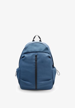 Zaino blu realizzato in materiale liscio e resistente, con chiusura a zip, due tasche frontali e regolatori laterali. Presenta una maniglia superiore e spallacci.