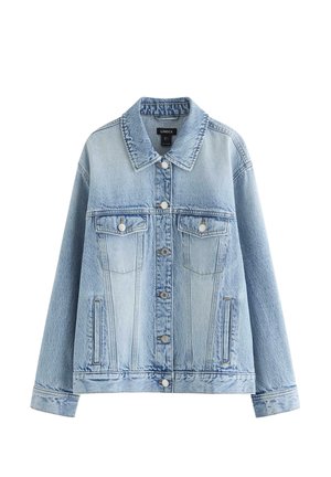 Giacca in denim azzurro chiaro con collo classico, chiusura frontale con bottoni e due tasche sul petto. Presenta una texture slavata e cuciture a contrasto.