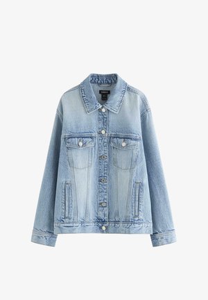 Giacca in denim azzurro chiaro con collo classico, chiusura frontale con bottoni e due tasche sul petto. Presenta una texture slavata e cuciture a contrasto.