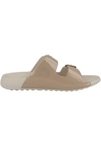Sandalo con tacco nudo in patent, design open toe, due cinture larghe e suola in gomma testurizzata. Soletta leggermente imbottita per il comfort.
