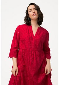 Ulla Popken EN AJOURÉE LIGNE EN A COL ET MANCHES 3/4 - Freizeitkleid - red