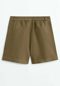 Shorts vert olive en tissu texturé, avec une taille élastique et deux poches à l'arrière. Les jambes sont droites et ourlées.