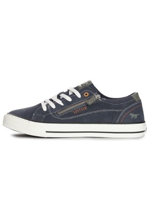 Baskets bleu marine en suede avec semelles en caoutchouc blanches, dotées d'un design perforé, de surpiqûres contrastantes et d'un détail de fermeture éclair sur le côté.