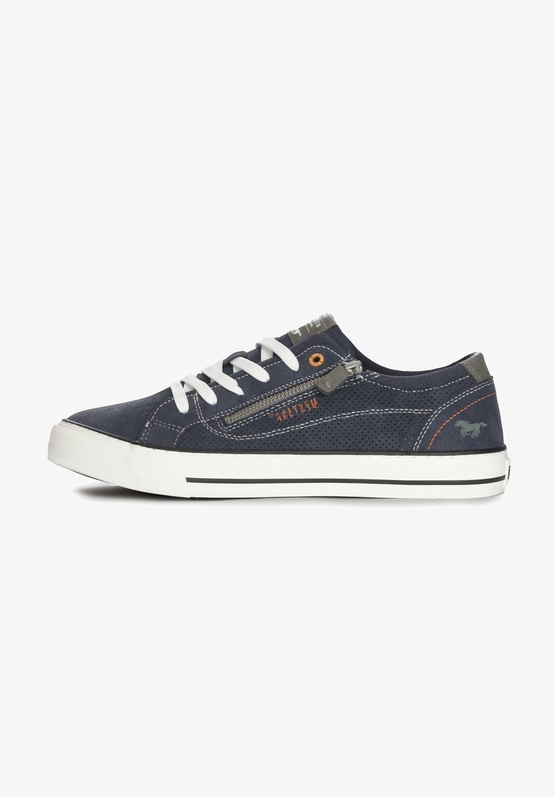 Baskets bleu marine en suede avec semelles en caoutchouc blanches, dotées d'un design perforé, de surpiqûres contrastantes et d'un détail de fermeture éclair sur le côté.