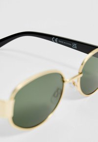 Stradivarius WITH TEMPLES - Aurinkolasit - black