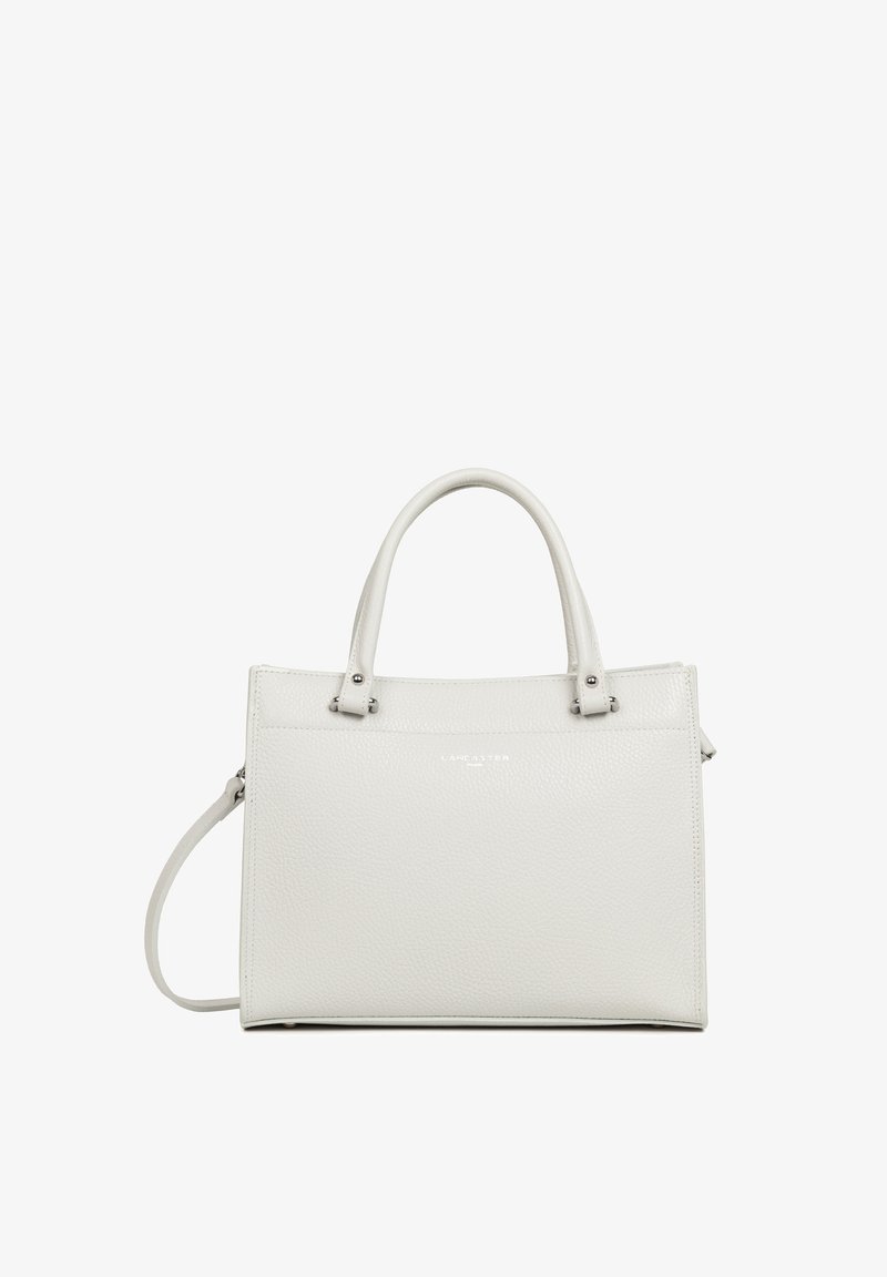 Sac à main en cuir blanc avec double anses, bandoulière amovible, fermeture éclair et logo de la marque embossé sur le devant. Texture lisse.