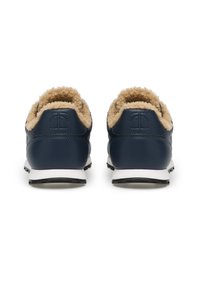 Sneaker blu navy con tomaia in pelle liscia e rivestimento in pile beige alla caviglia, dotati di una suola intermedia bianca e suola esterna in gomma nera.