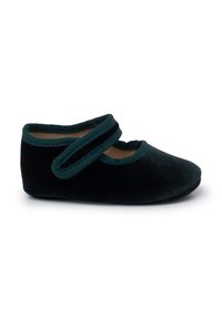 Zapato de terciopelo negro con correa verde, punta redondeada, textura suave y plantilla acolchada. Presenta una suela plana para mayor comodidad.