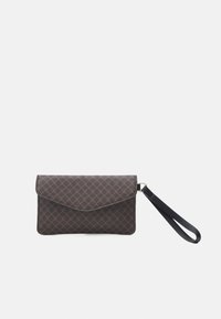 Pochette à motifs bruns avec une forme élégante, fermeture magnétique et une sangle de poignet noire pour un transport facile.