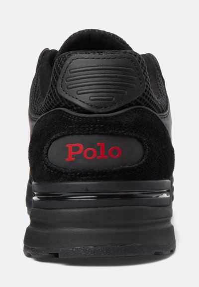 Svart atletisk sneakers med övre i strukturerad mocka och nätpaneler; har en vadderad krage och "Polo"-logotyp i röd färg på hälen.