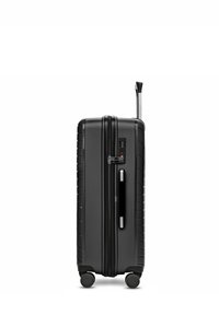 Valise rigide noire debout avec une poignée extensible, quatre roues pivotantes, une poignée latérale et un verrou à combinaison intégré.