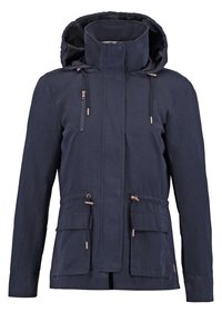 Granatowa, ocieplana kurtka z kapturem wykonana z miękkiego materiału. Posiada kieszenie na zamek i na guziki, ściągacz w talii oraz kontrastujące elementy metalowe.