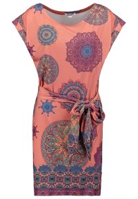Robe rose corail à manches courtes, avec des motifs mandala colorés et une ceinture en tissu assortie nouée en nœud à la taille.