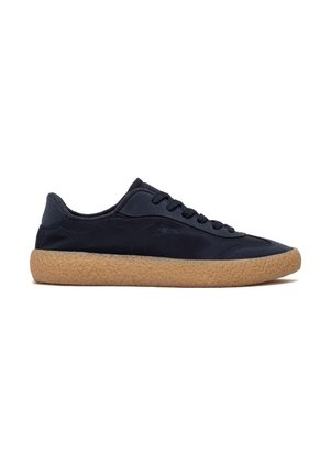 Low-Top schwarzer Sneaker mit strukturierter brauner Gummisohle und schwarzen Schnürsenkeln, seitlich geprägtem Logo, minimalistisches lässiges Schuhdesign.
