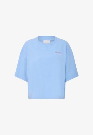 Hele sinine lühikese varrukaga poolpikk T-särk, millel on üla vasakul rinnal väike punane ja valge tekst "Out of office SELF LOVE CLUB".