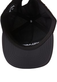 Zwarte baseballpet met een rechte rand, het interieur heeft een zwarte textuurvoering en een wit label met de opdruk "Billabong."