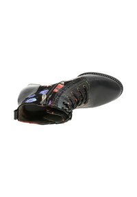 Bottine en cuir noir avec des accents de motifs floraux, un bout rond, des coutures élaborées et des clous métalliques décoratifs le long de la semelle.