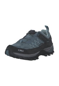Zapato de senderismo gris y negro con parte superior de malla, acentos texturizados y sistema de cordones Boa. Presenta una suela robusta para una mejor tracción.